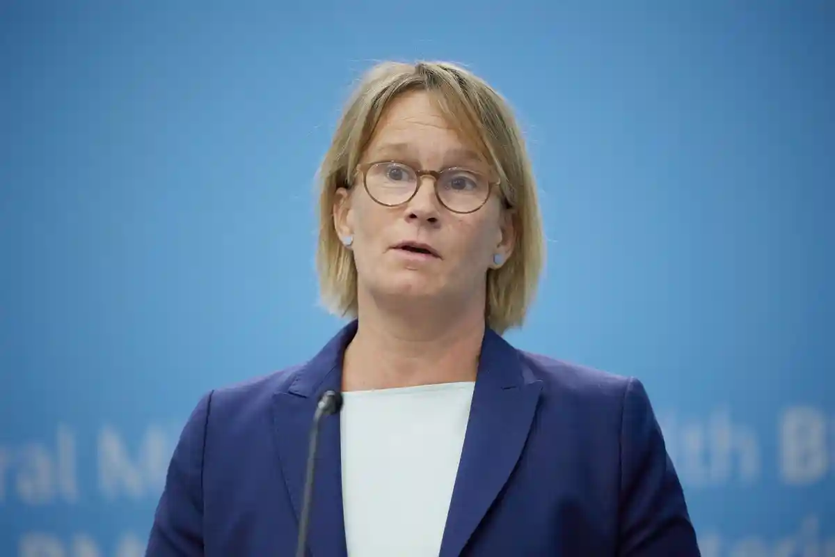 Мелани Шлотцхауэр:Мелани Шлотцхауэр (СДПГ), сенатор по вопросам здравоохранения в Гамбурге.