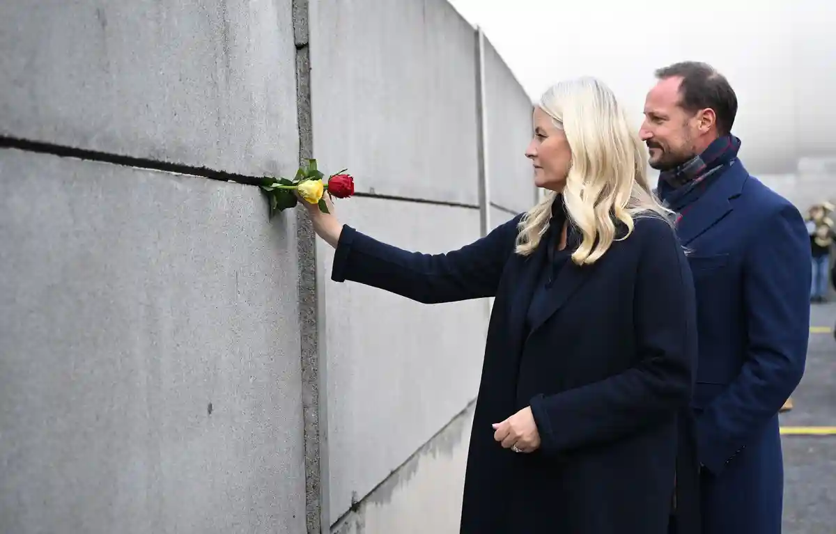 Мемориал Берлинской стены:Норвежский кронпринц Хокон и кронпринцесса Метте-Марит положили розы на стену.