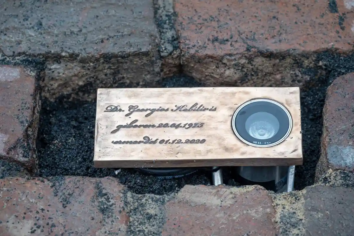 Мемориальные доски жертвам теракта в Трире:В тротуар вмонтирована мемориальная доска, посвященная одной из жертв разгрома.