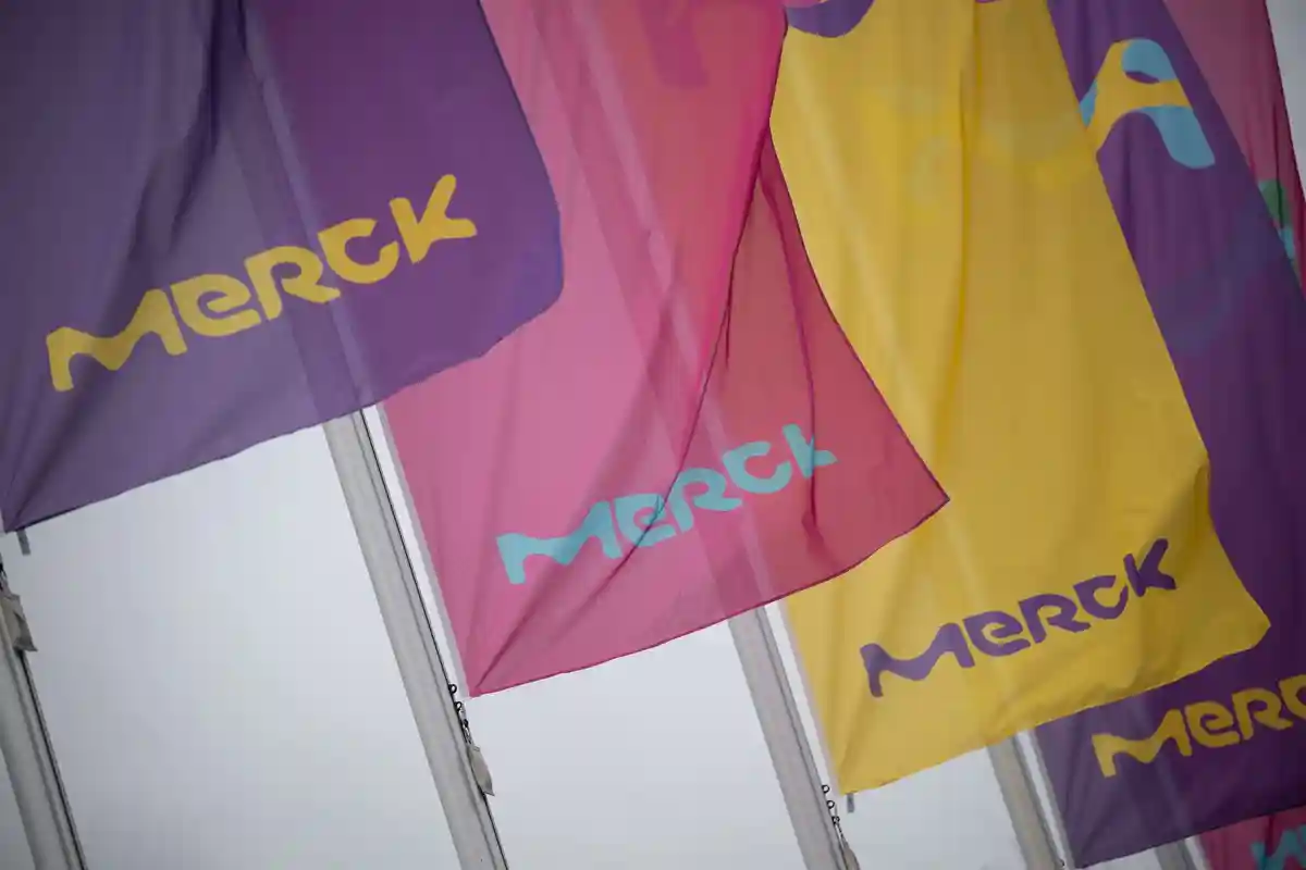 Merck:Логотип фармацевтической и химической компании Merck изображен на флагах на здании ее штаб-квартиры в Дармштадте.