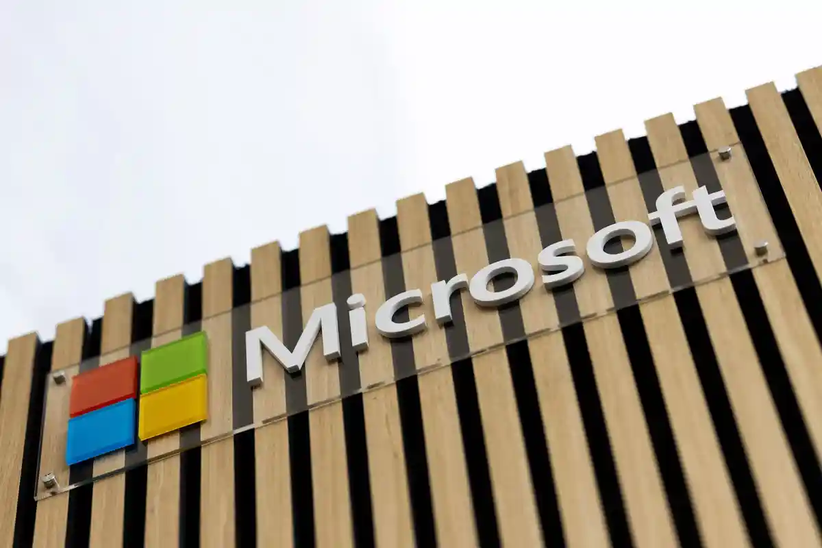 Microsoft:Логотип Microsoft: компания продолжает расширять свои центры обработки данных для искусственного интеллекта в Великобритании.