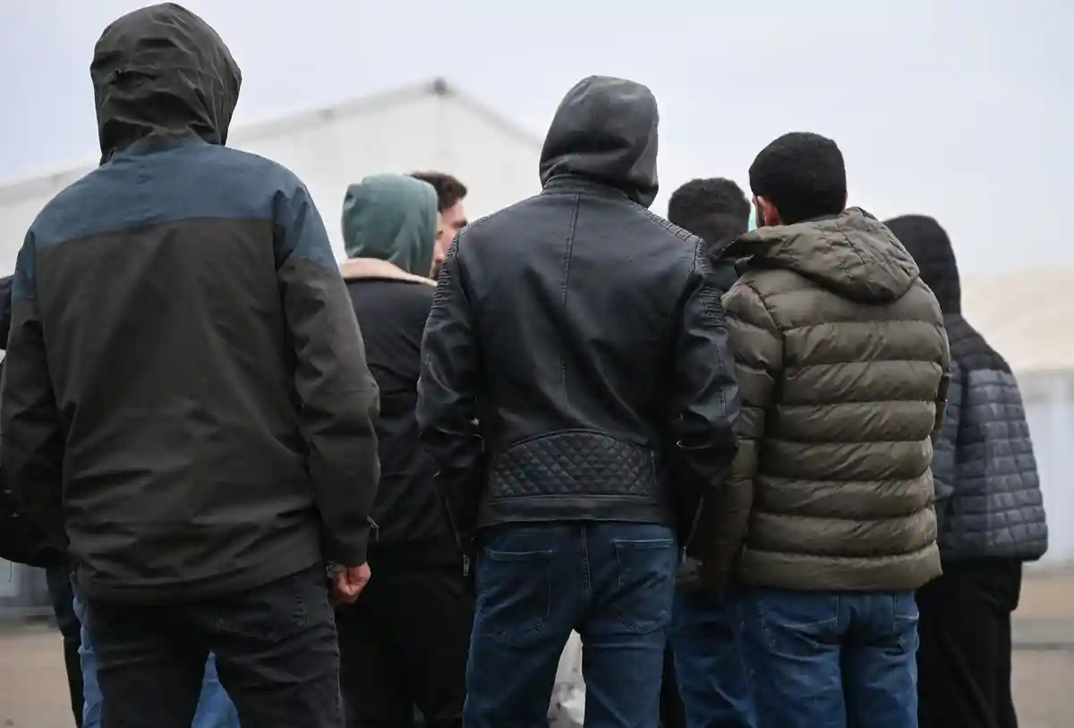 Мигранты в Германии:Военные беженцы стоят вместе на территории центра для беженцев.
