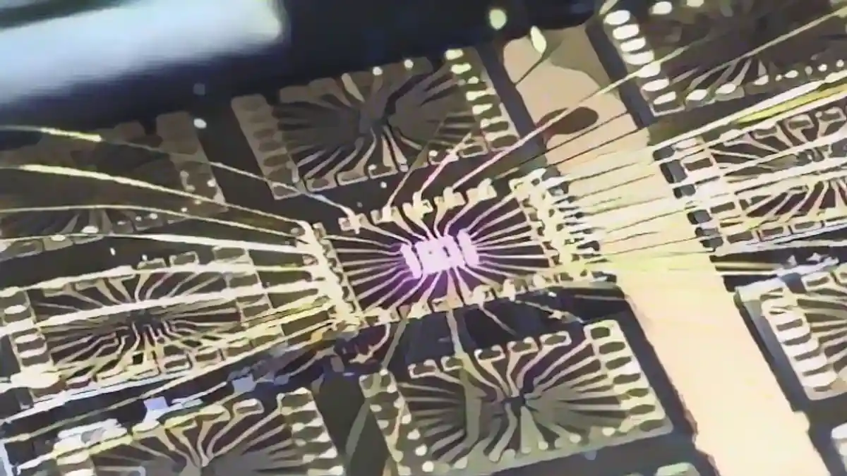 Микроскопическое изображение VCSELs, используемых в качестве оптического нейроморфного компьютера.:Микроскопическое изображение VCSELs, используемых в качестве оптического нейроморфного компьютера.