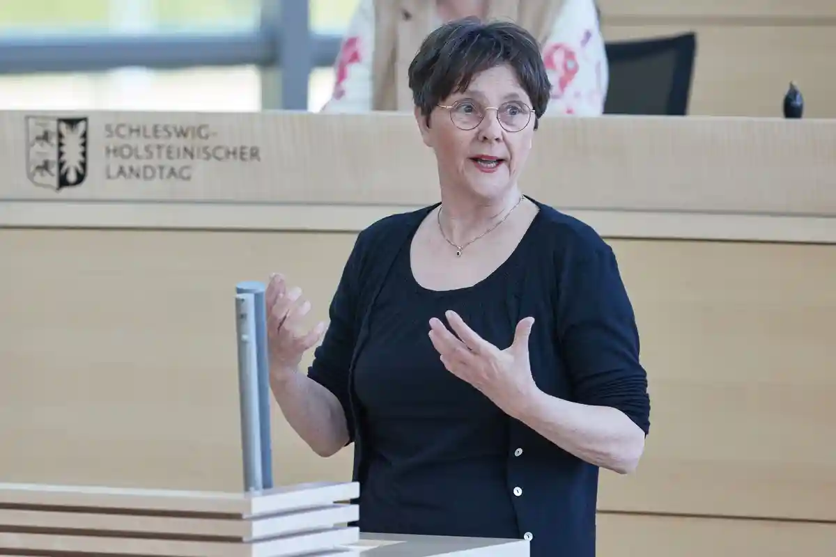 Министр финансов земли Шлезвиг-Гольштейн Хайнольд:Моника Хайнольд выступает в парламенте штата.