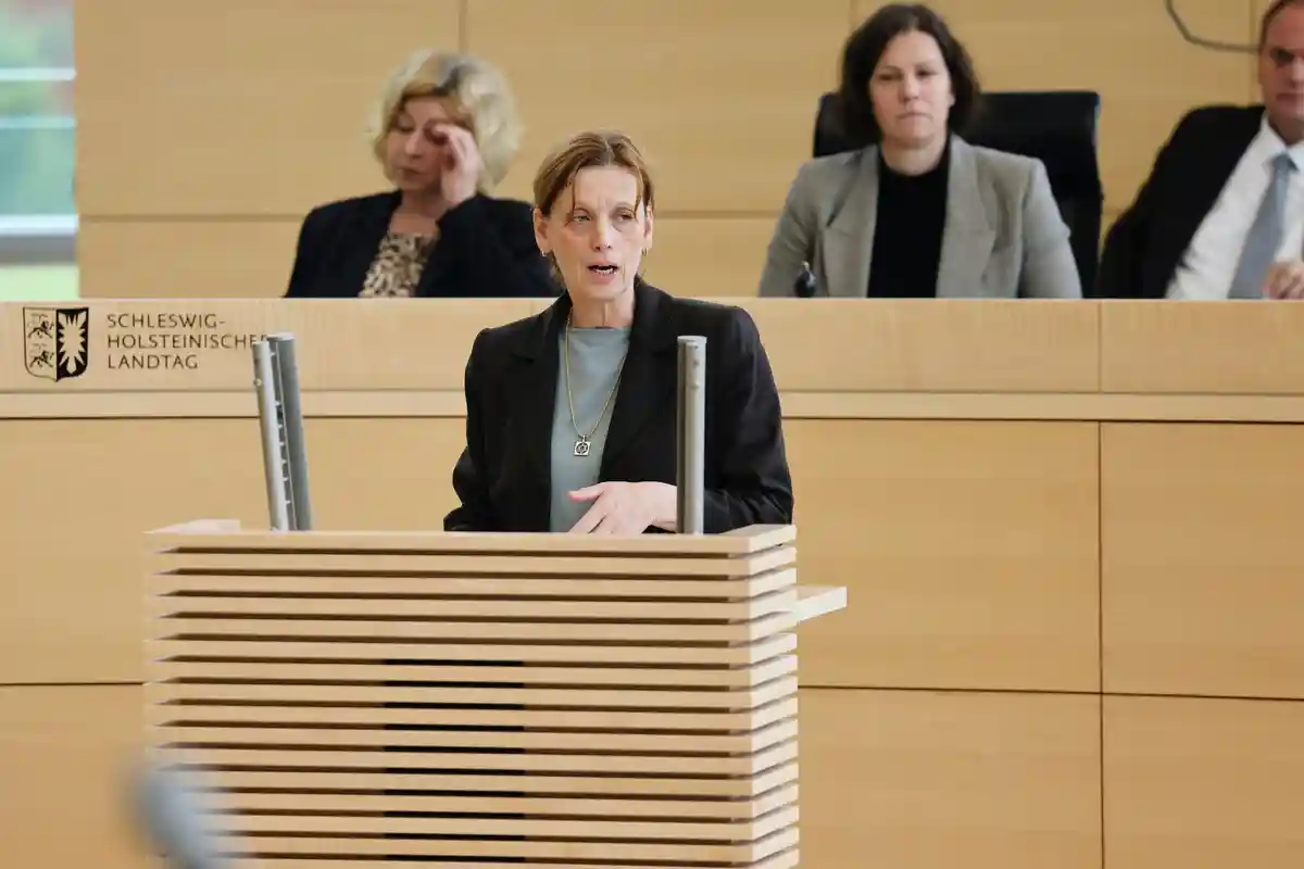 Министр науки Карин Приен:Министр науки земли Шлезвиг-Гольштейн Карин Приен выступает во время дебатов.