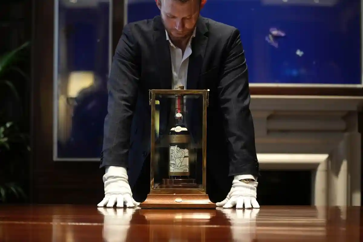 Мировой рекорд цены на виски почти 100-летней выдержки:Бутылка "The Macallan 1926 Adami" обошлась одному покупателю более чем в 2,1 млн. фунтов стерлингов.