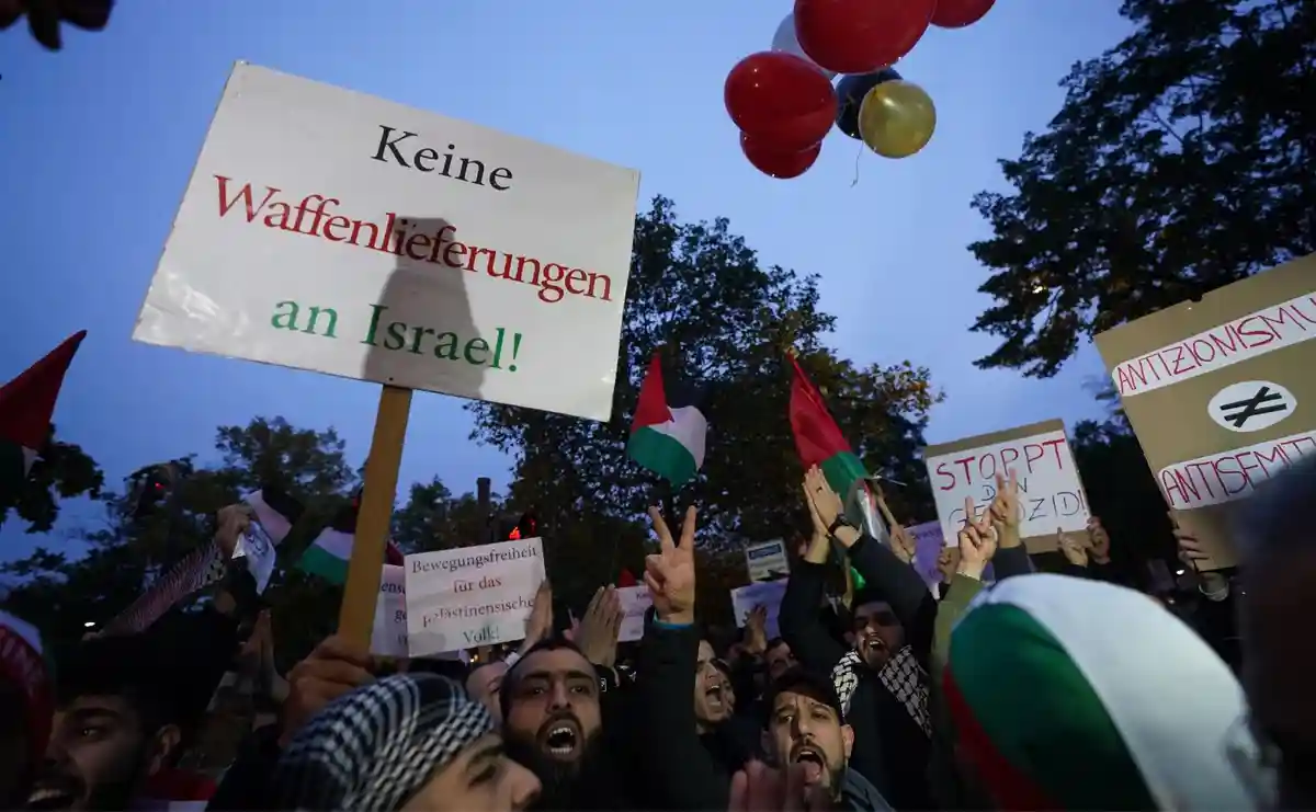 Митинг в поддержку Палестины:Участники держат плакаты и флаги во время митинга, организованного Советом исламских общин (Шура) в Гамбурге.