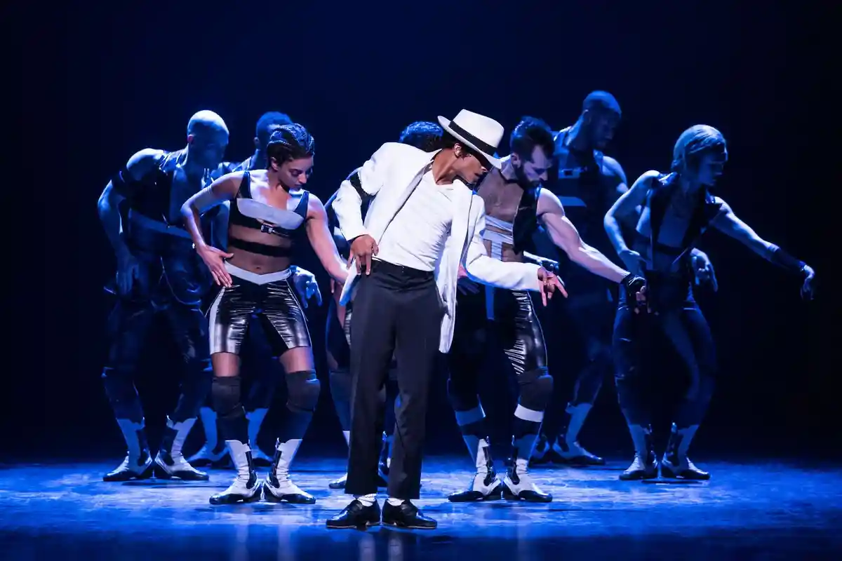 MJ - The Michael Jackson Musical:Исполнители танцуют в мюзикле "MJ - The Michael Jackson Musical".