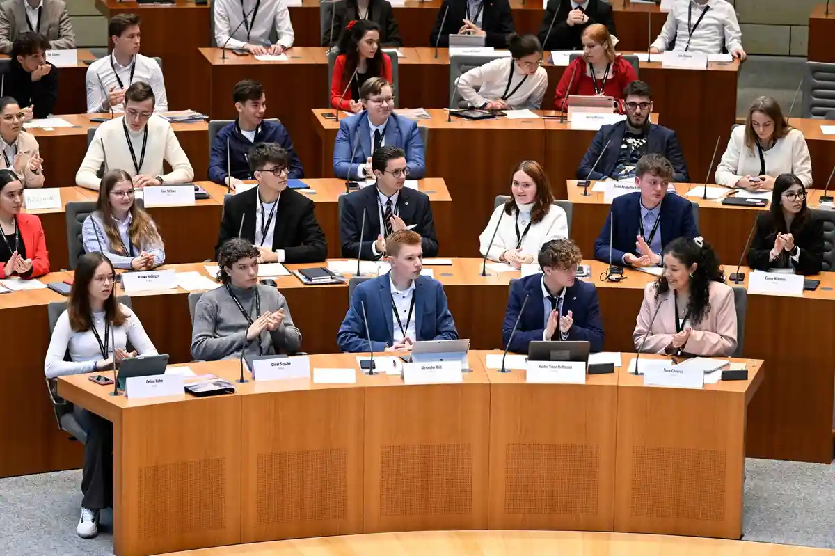 Молодежный парламент Северного Рейна-Вестфалии:Молодые люди участвуют в пленарном заседании Молодежного парламента земли Северный Рейн-Вестфалия.