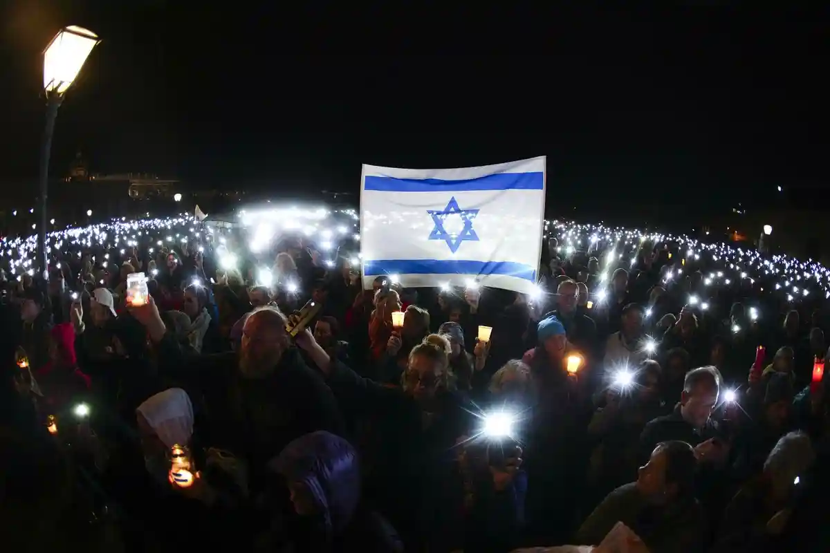 Море огней:Тысячи людей вышли на демонстрацию в столице Австрии Вене в рамках акции "Море огней" против антисемитизма и терроризма, а также за освобождение заложников, похищенных ХАМАСом.