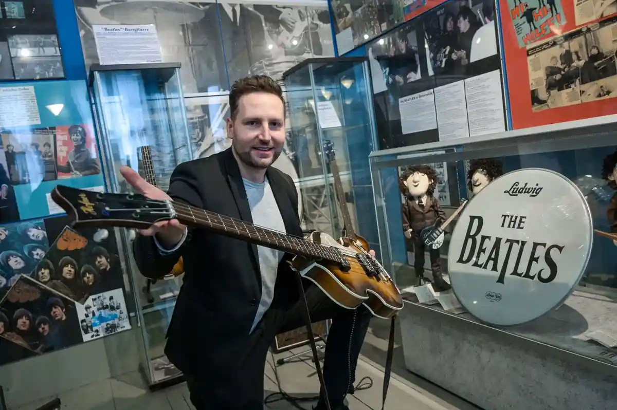 Музей Битлз в Галле:Директор Музея Битлз Мартин Шмидт демонстрирует реплику бас-гитары Пола Маккартни 1962 года.