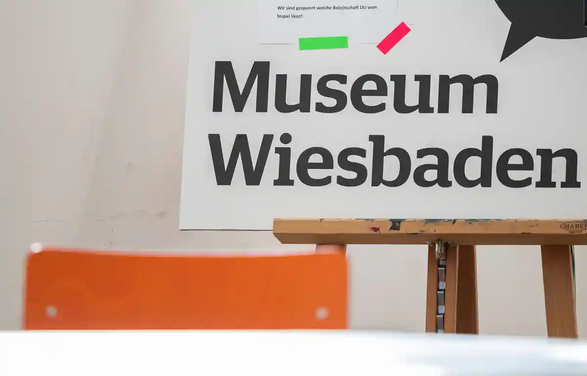 Музей Висбадена:Подставка с надписью "Museum Wiesbaden".