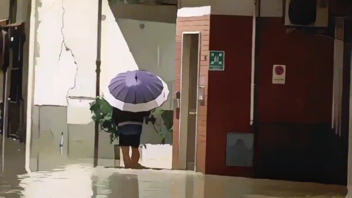 Мужчина с зонтом переходит вброд Кампи Бисенцио, муниципалитет Флоренции. Ночью в Тоскане, популярном туристическом направлении, произошло наводнение.:Мужчина с зонтом переходит вброд Кампи Бисенцио, муниципалитет Флоренции. Ночью в Тоскане, популярном туристическом направлении, произошло наводнение.
