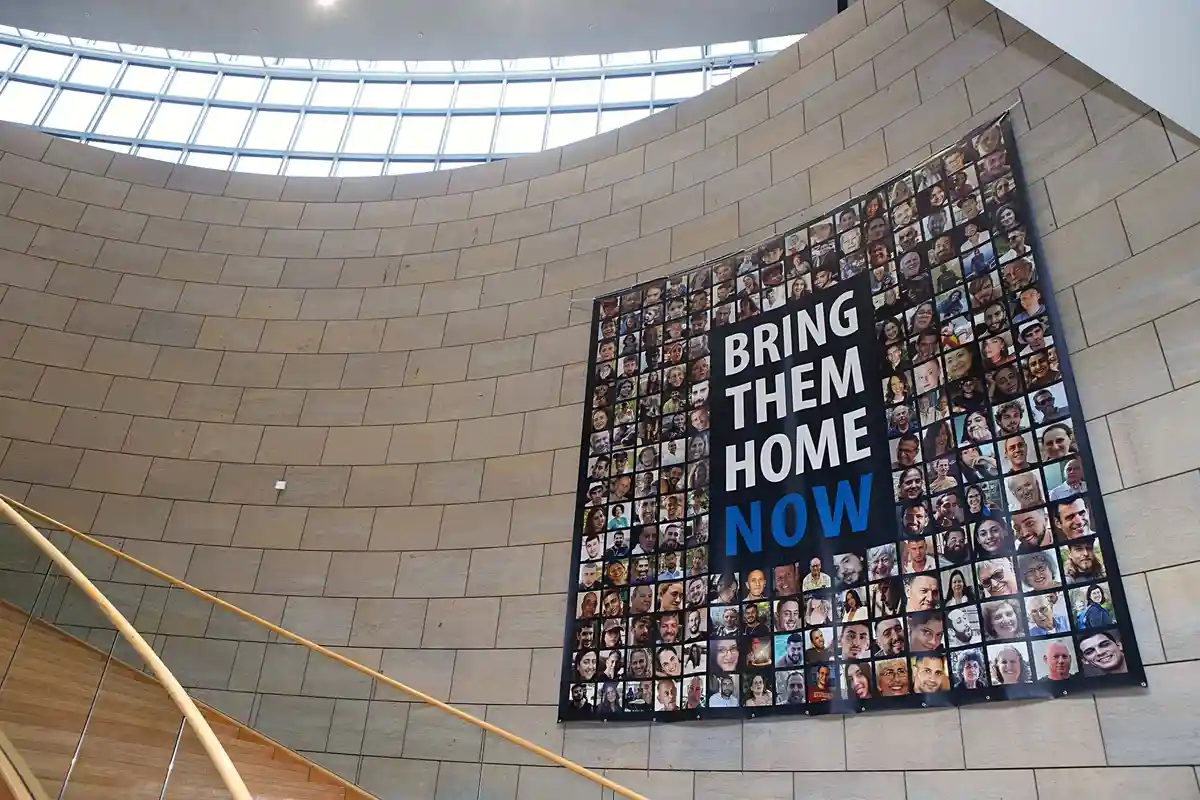 На большом плакате в парламенте земли Северный Рейн-Вестфалия изображены фотографии заложников ХАМАСа:В зале заседаний парламента штата висит плакат с фотографиями заложников из ХАМАСа.