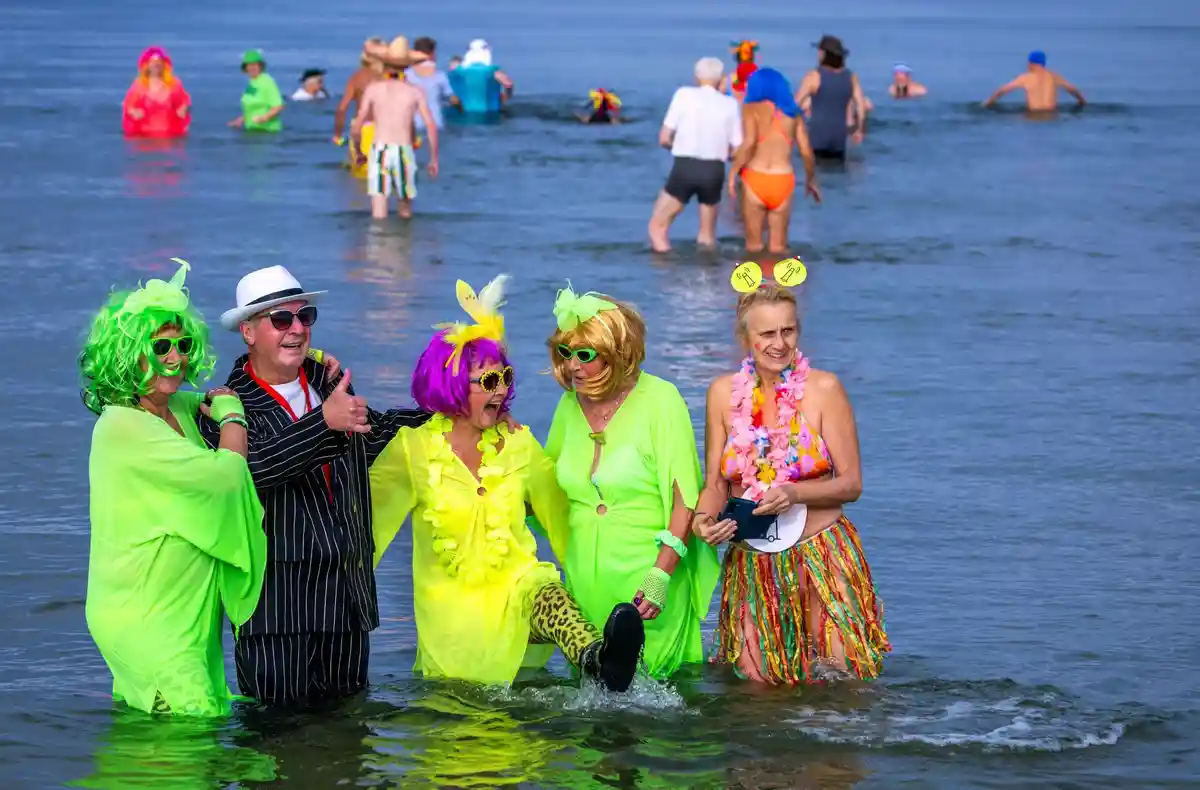Начало карнавала - Варнемюнде:Члены клуба ледового плавания Rostocker Seehunde открывают карнавальный сезон в ярких костюмах.