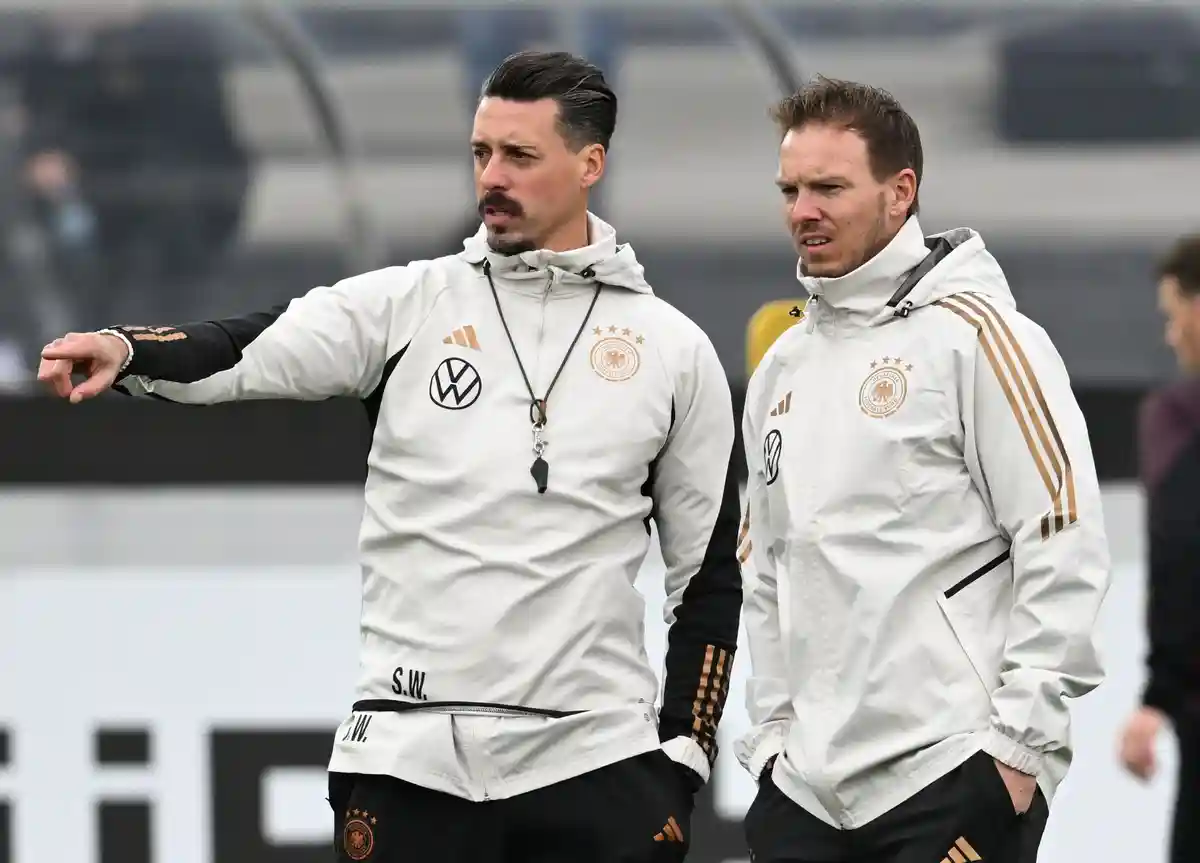 Национальная футбольная команда Франкфурта-на-Майне:Тренер сборной Юлиан Нагельсманн (справа) и помощник тренера Сандро Вагнер стоят вместе во время тренировки сборной в кампусе DFB.