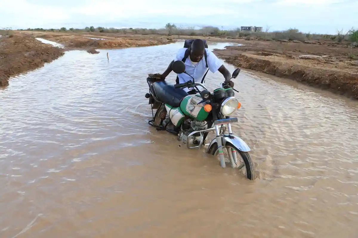 Наводнения:Сильные дожди и ливневые паводки привели к затоплению дорог в Кении. По официальным данным, уже погибло около 40 человек.