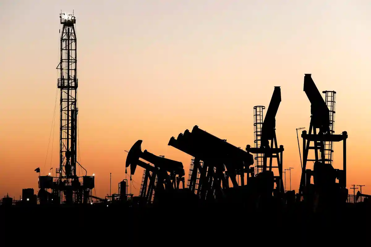 Нефтяная буровая платформа:Нефтяная буровая платформа стоит в конце ряда насосов в Одессе (США).