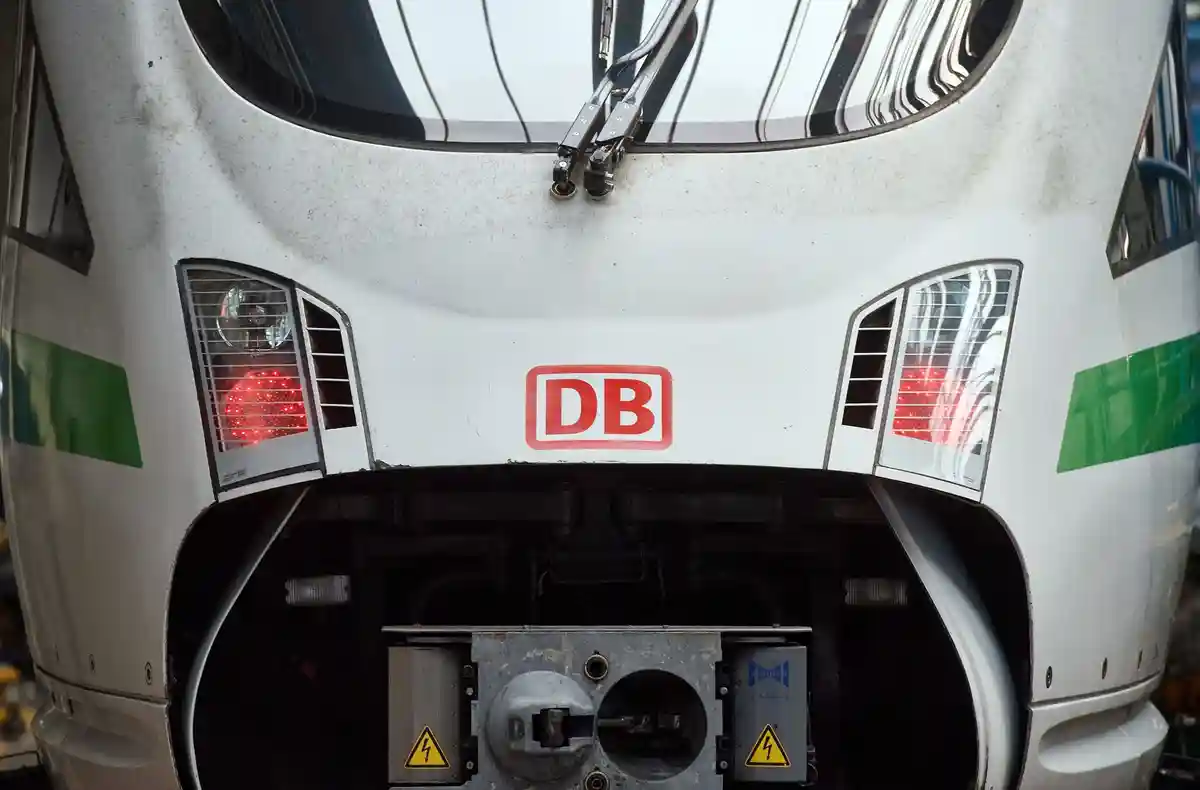 Немецкая железная дорога:На передней части поезда ICE можно увидеть логотип Deutsche Bahn.
