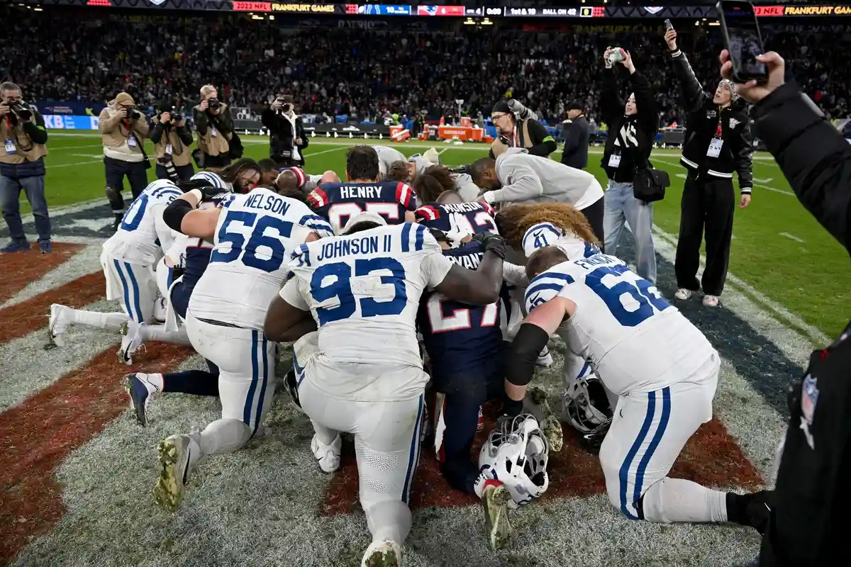 New England Patriots - Indianapolis Colts:Игроки обеих команд встали на колени на логотипе НФЛ после игры.