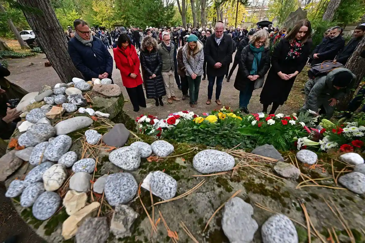 Ночь в честь годовщины погрома - Эрфурт:Участники панихиды на еврейском кладбище.