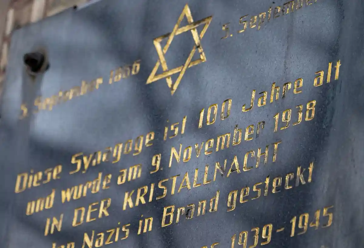 Ночь в годовщину погрома - Берлин:Мемориальная доска в память о погромной ночи.