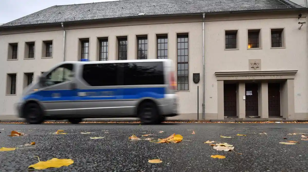 Новая синагога:Полицейская машина проезжает мимо Новой синагоги в Эрфурте.