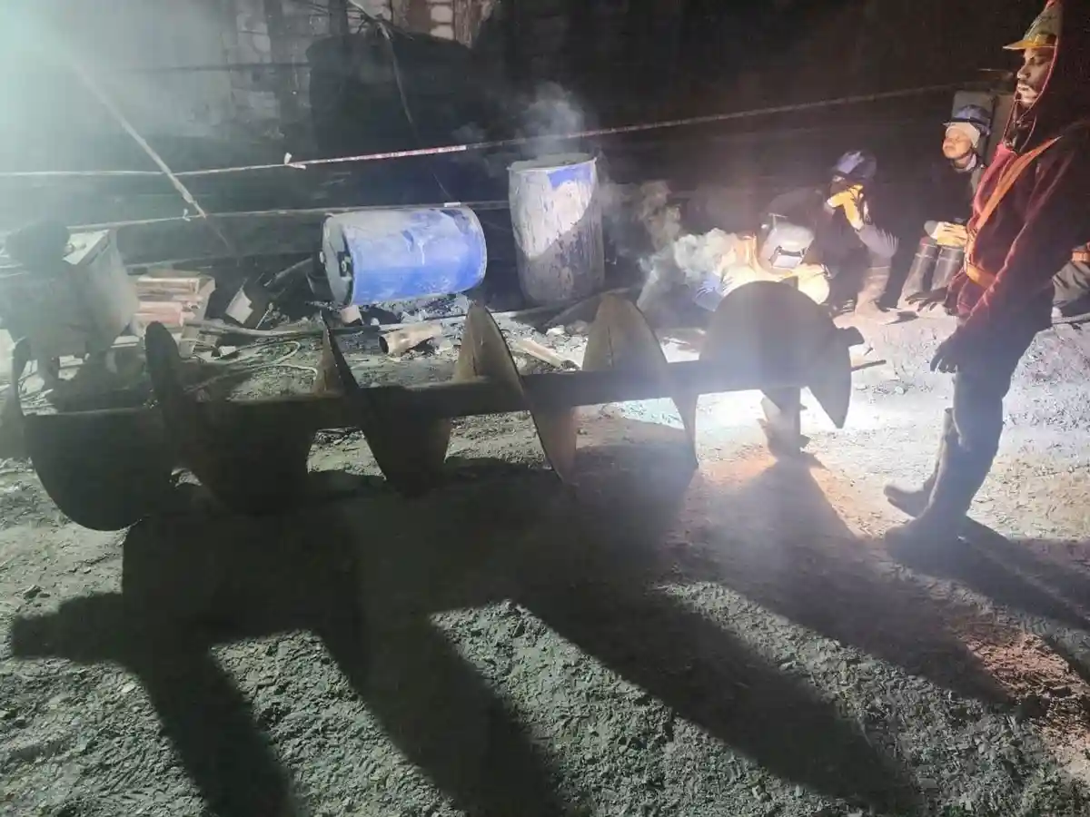 Обрушение тоннеля в Индии:Спасатели в обрушившемся дорожном тоннеле.
