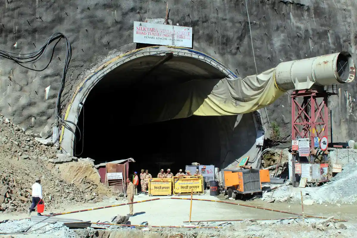 Обрушение тоннеля в Индии:Спасатели пытаются пробурить под завалами широкие трубы, чтобы создать проход и освободить строителей.