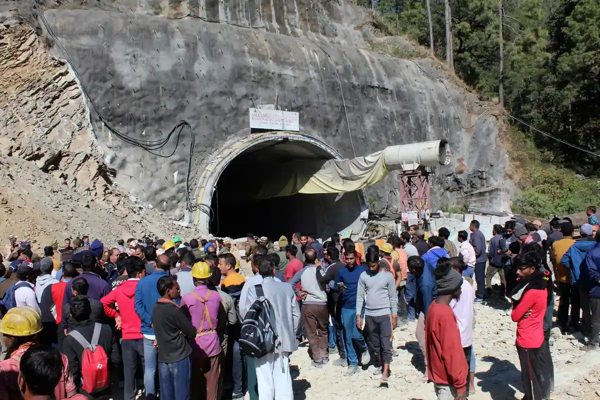 Обрушение тоннеля в Индии:В течение нескольких дней спасатели в Индии пытались пробурить широкие трубы через завалы, чтобы освободить рабочих.