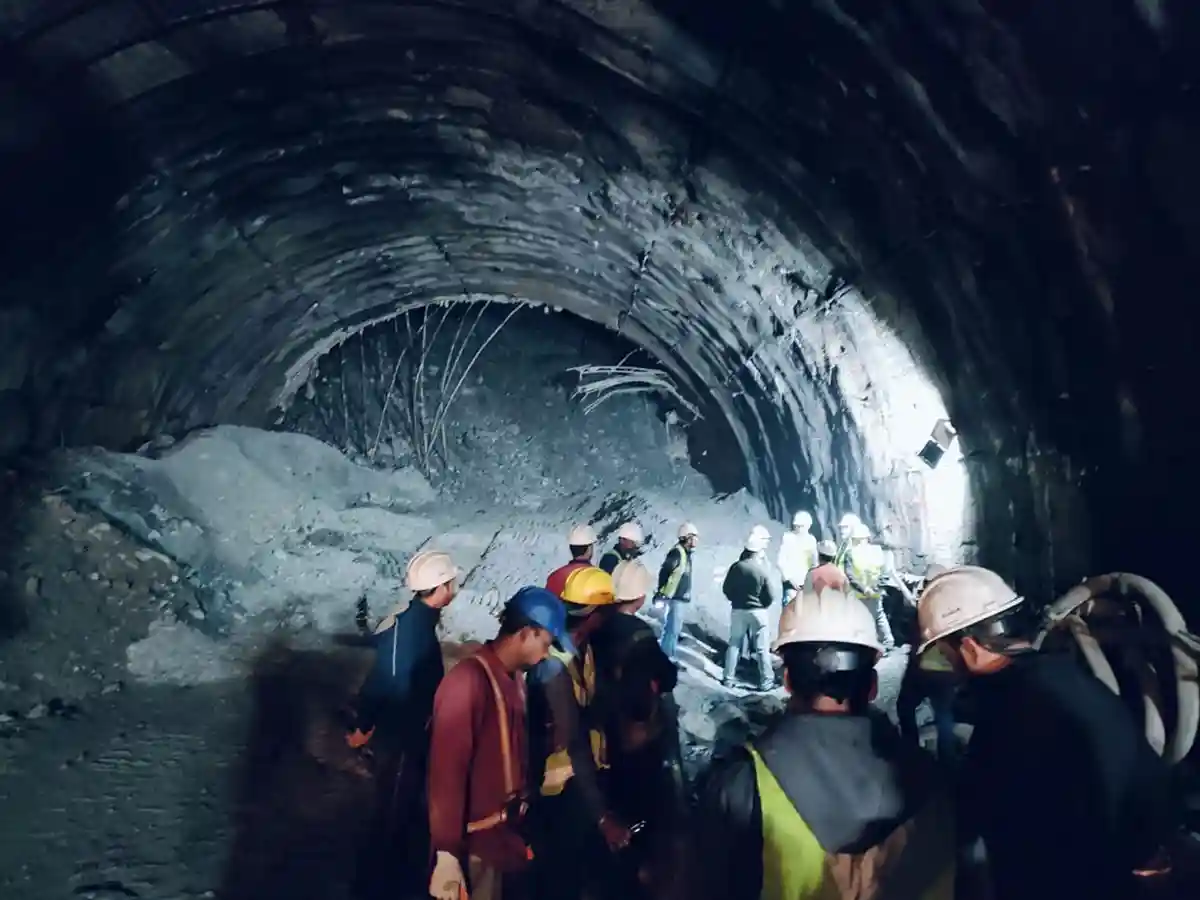 Обрушение тоннеля в Индии:Спасатели в обрушившемся дорожном тоннеле в Индии, в котором оказались заперты около 40 рабочих.