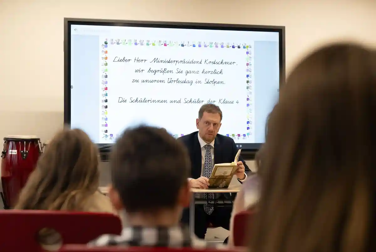 Общероссийский день чтения вслух:Михаэль Кречмер (ХДС), министр-президент Саксонии, читает ученикам начальной школы в рамках общенационального Дня чтения вслух.