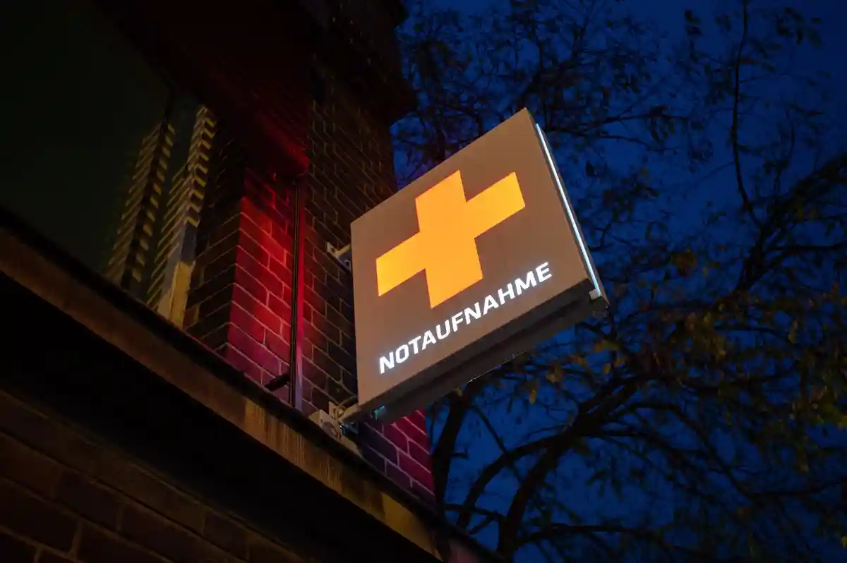 Отделение скорой помощи:На здании больницы висит табличка с надписью "Отделение скорой помощи".