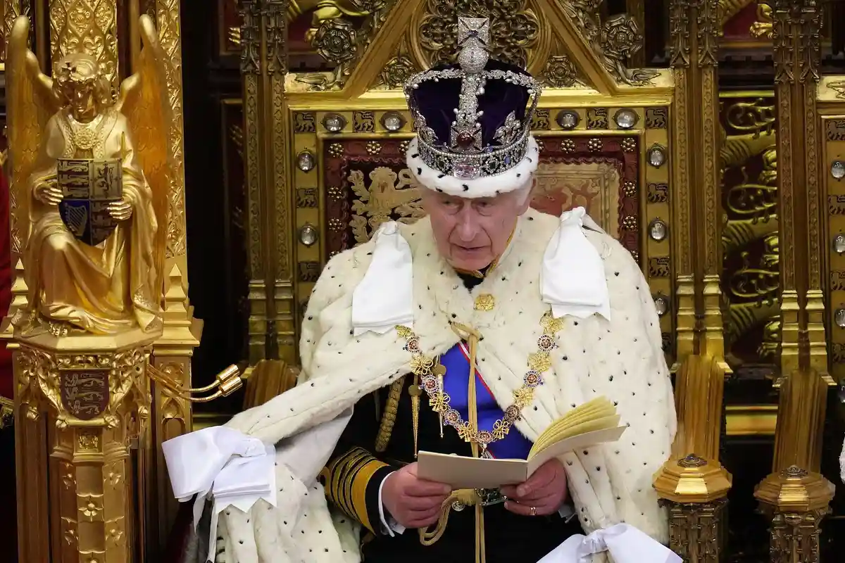 Открытие парламента в Лондоне:Король Великобритании Карл III выступает во время открытия парламента в Палате лордов в Вестминстерском дворце.