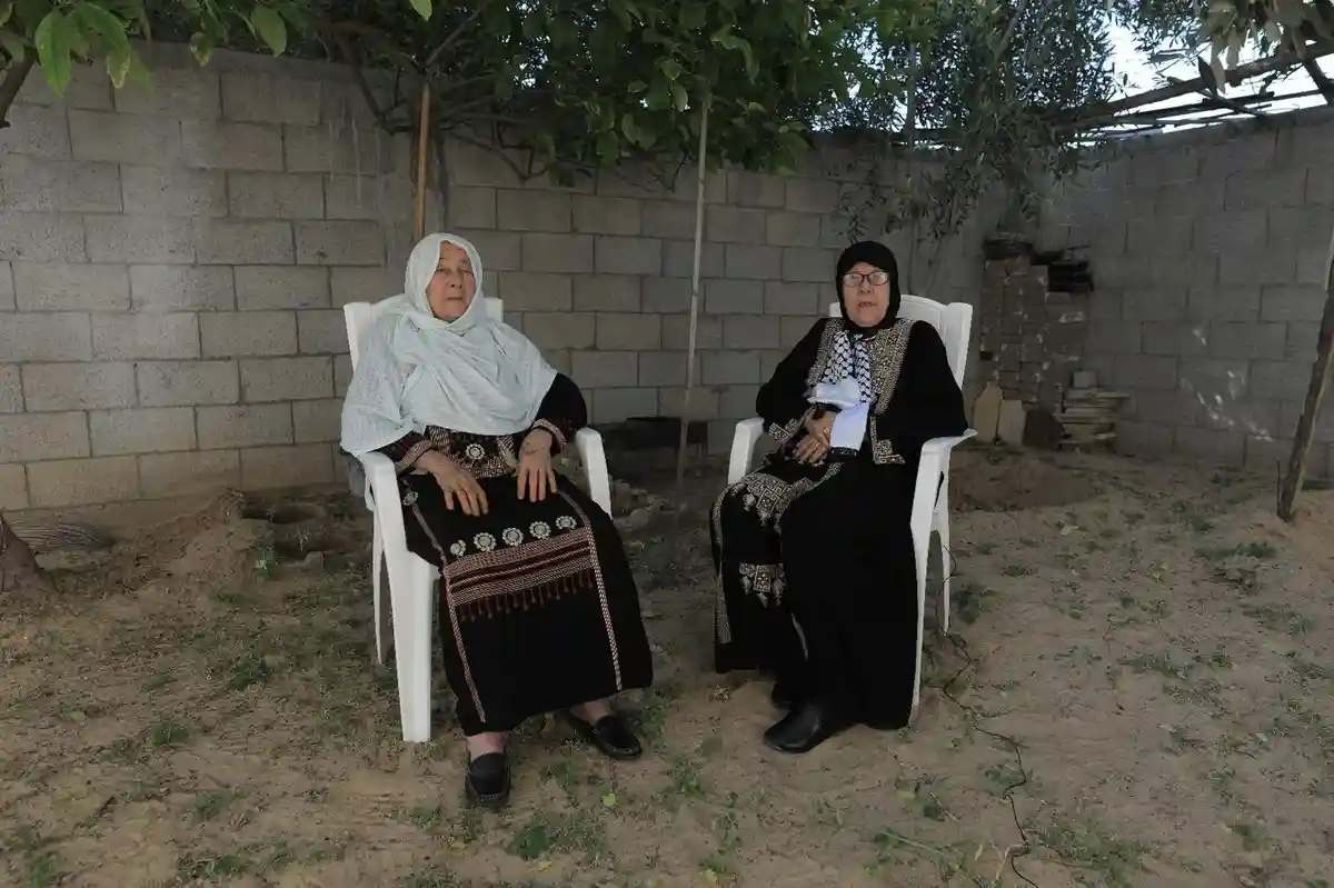 Палестинцы:Далал ан-Наджи (слева) и ее сестра Наема ан-Наджи в Дайр аль-Балахе.