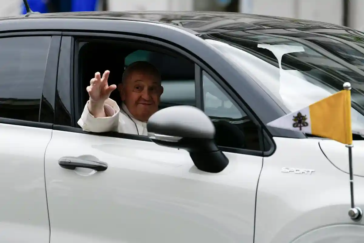 Папа Римский Франциск:Папа Римский Франциск машет рукой из автомобиля, подъезжая к собору Святого Стефана.
