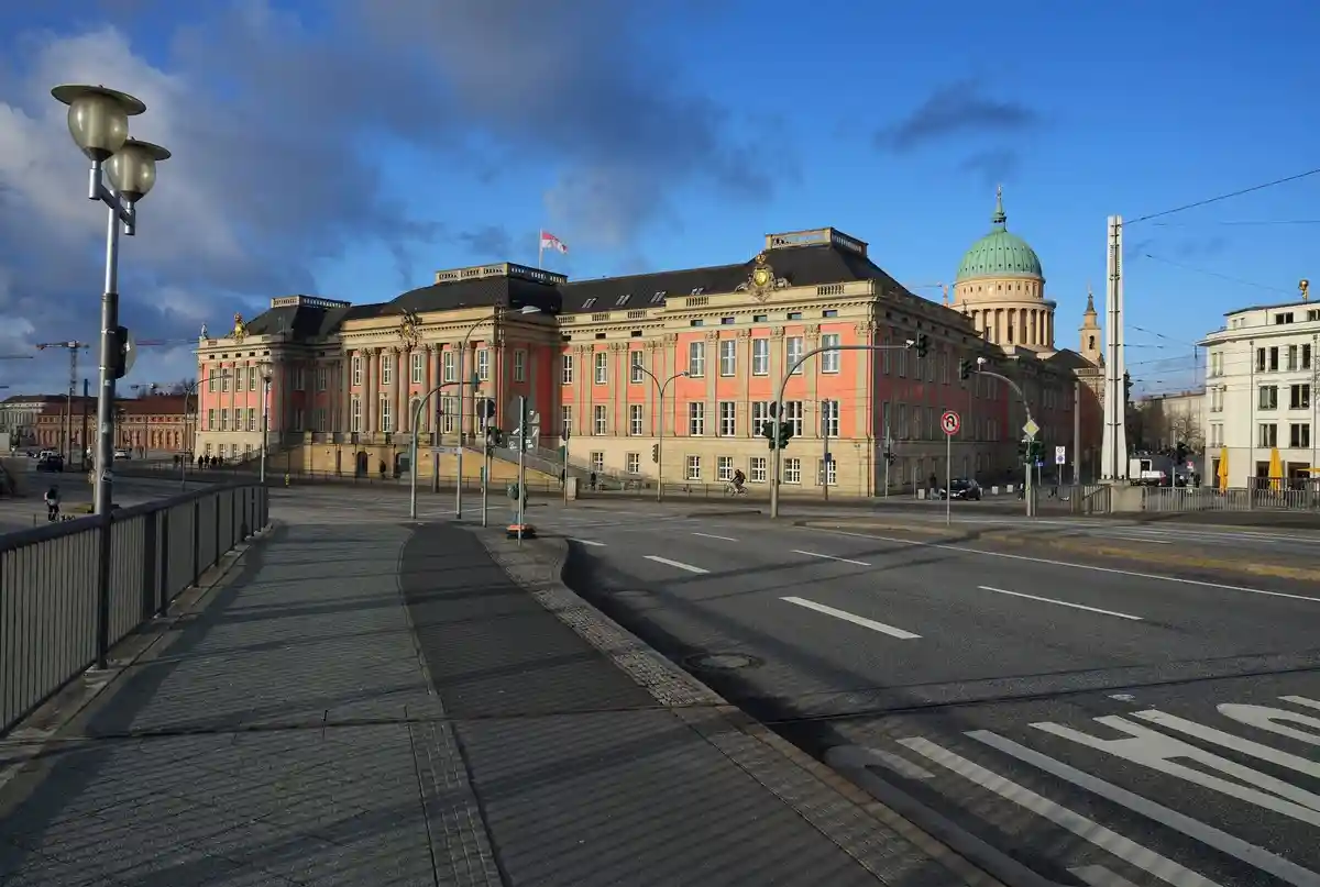 Парламент земли Бранденбург:Здание земельного парламента (слева) и расположенная за ним Николайкирхе в Потсдаме.