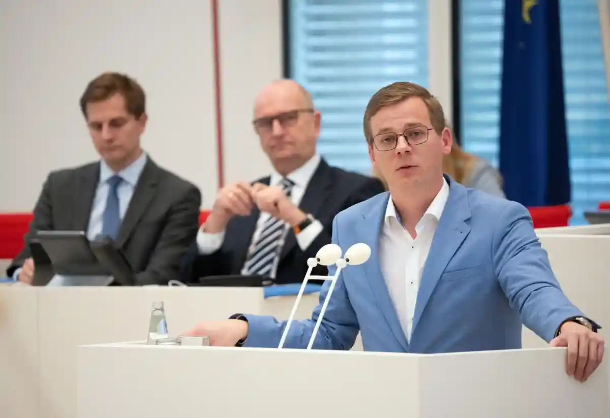 Парламент земли Бранденбург:Себастьян Вальтер (справа), лидер парламентской группы Die Linke Brandenburg, выступает.