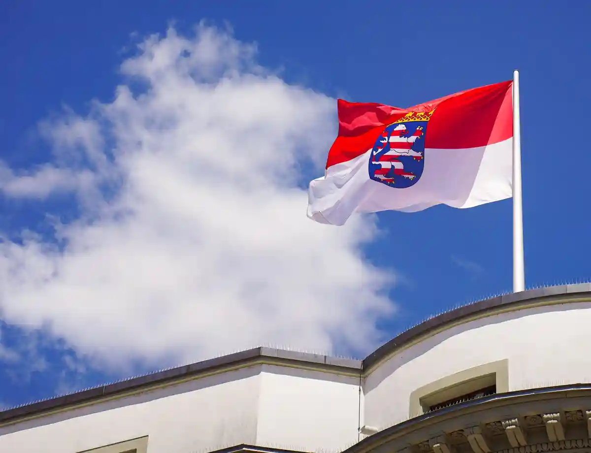 Парламент земли Гессен:На крыше парламента земли Гессен на фоне летнего неба развевается государственный флаг Гессена.