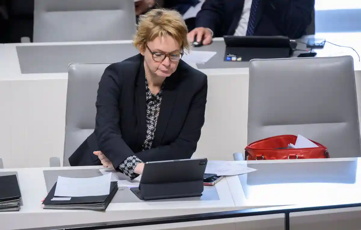 Парламент земли Нижняя Саксония:Даниэла Беренс (СДПГ), министр внутренних дел Нижней Саксонии, заседает в парламенте земли Нижняя Саксония.