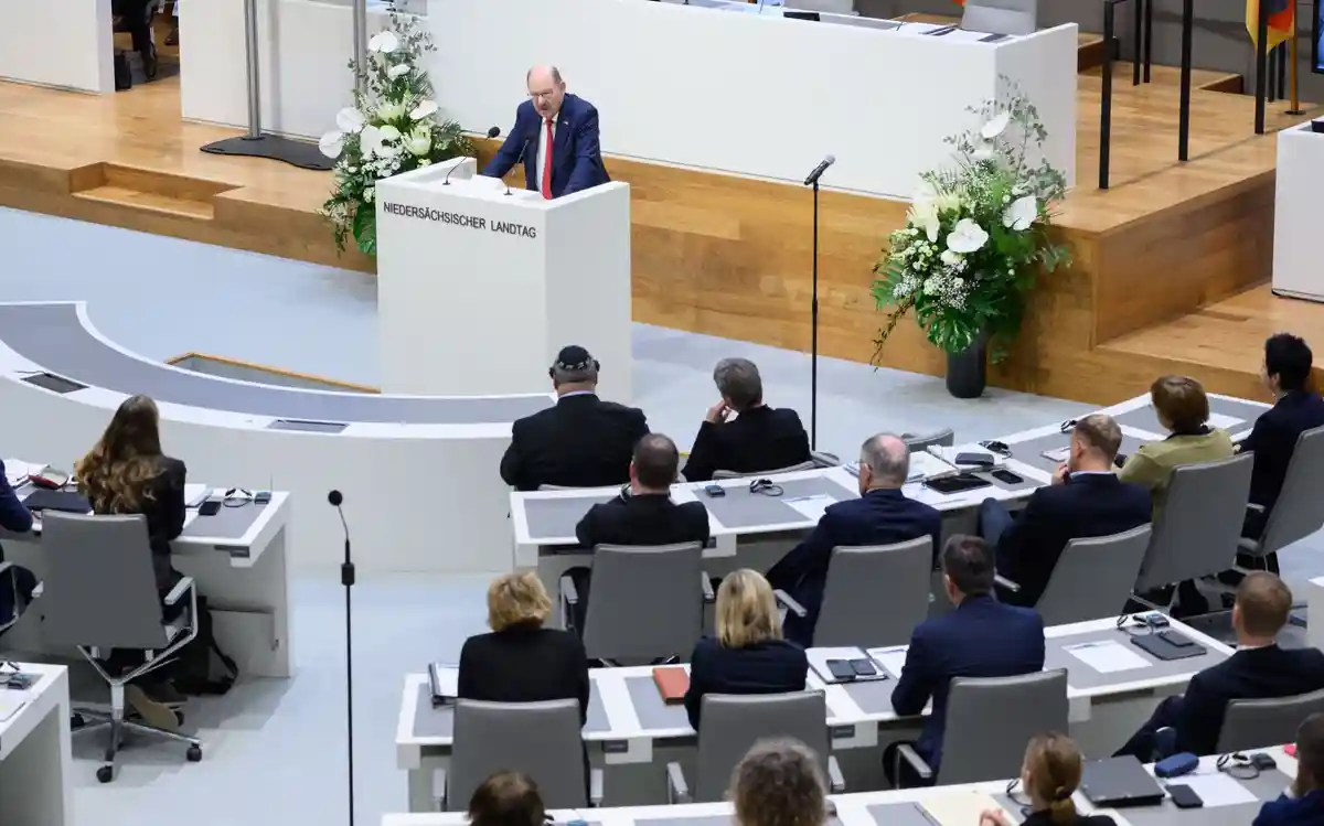 Парламент земли Нижняя Саксония:Михаэль Фюрст, президент государственной ассоциации еврейских общин Нижней Саксонии, выступает в парламенте земли Нижняя Саксония.