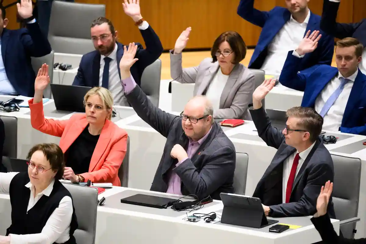 Парламент земли Нижняя Саксония:Йорн Домайер (2 справа) и другие члены СДПГ голосуют за снятие депутатской неприкосновенности в парламенте земли.