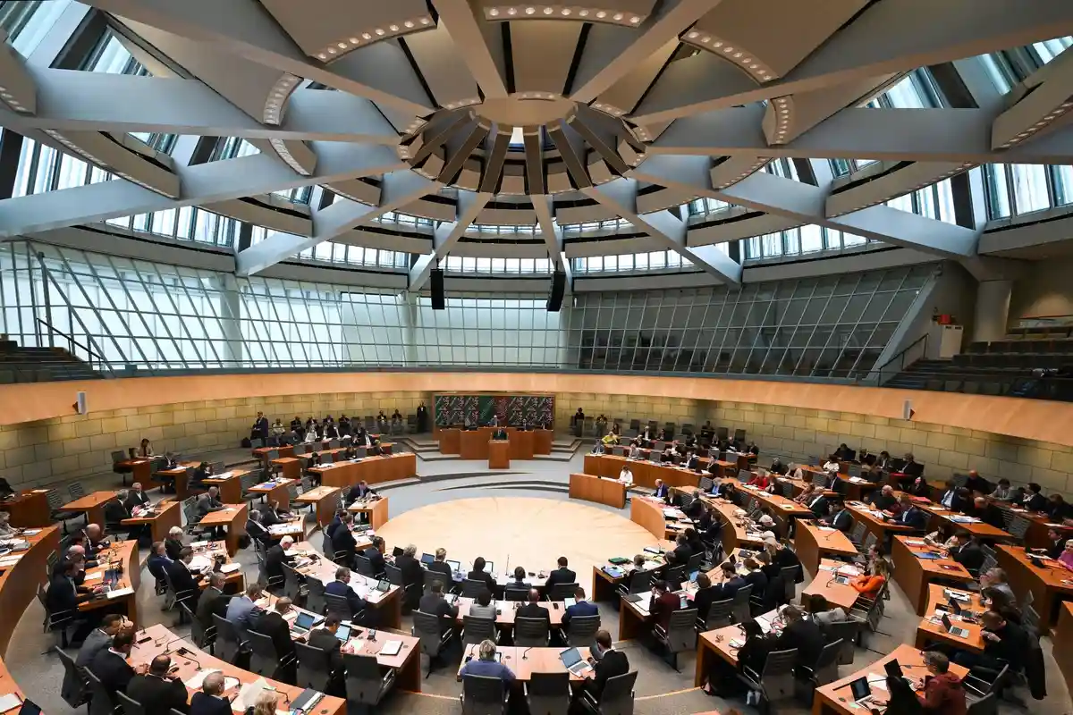 Парламент земли Северный Рейн-Вестфалия:Дебаты в парламенте земли Северный Рейн-Вестфалия на пленарном заседании.