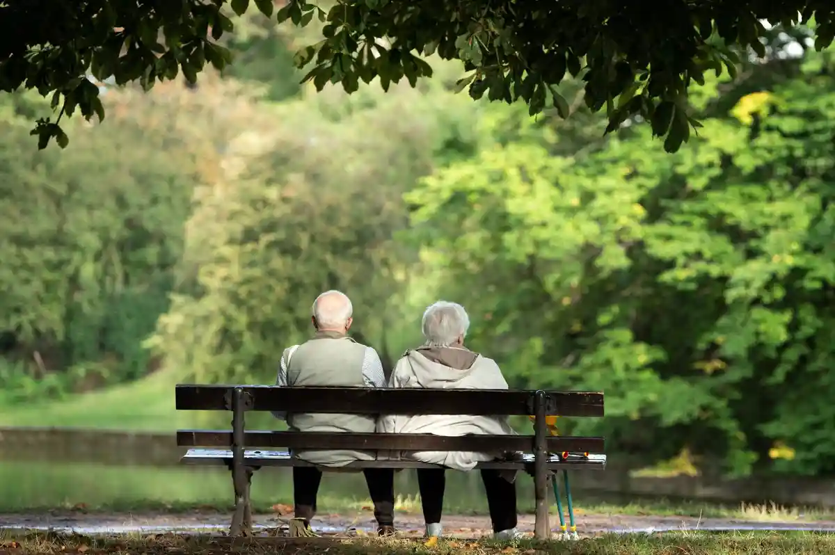 Пенсионер:На скамейке сидят два пенсионера.