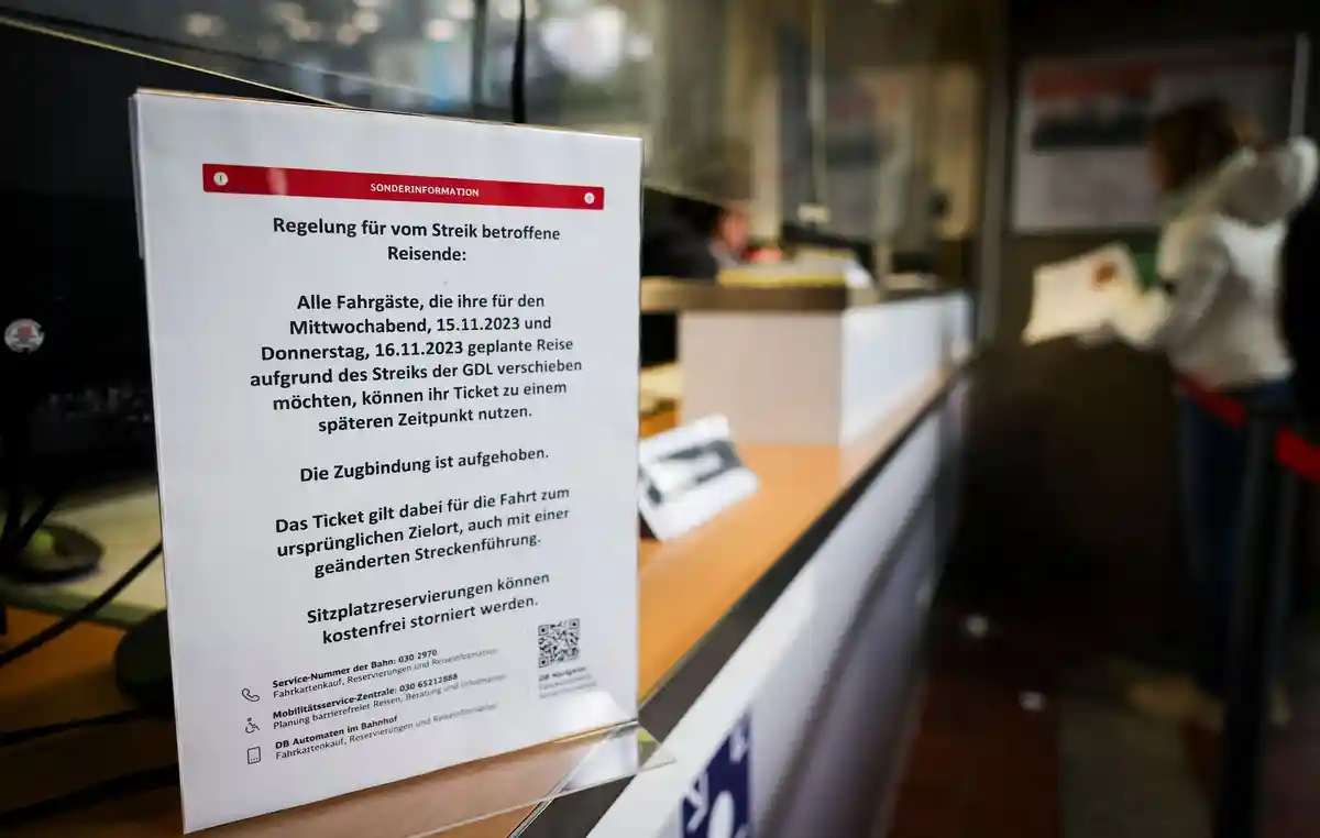 Перед предупредительной забастовкой на железной дороге: Гамбург:Табличка с предупреждением о забастовке вывешена у железнодорожной кассы на главном вокзале.