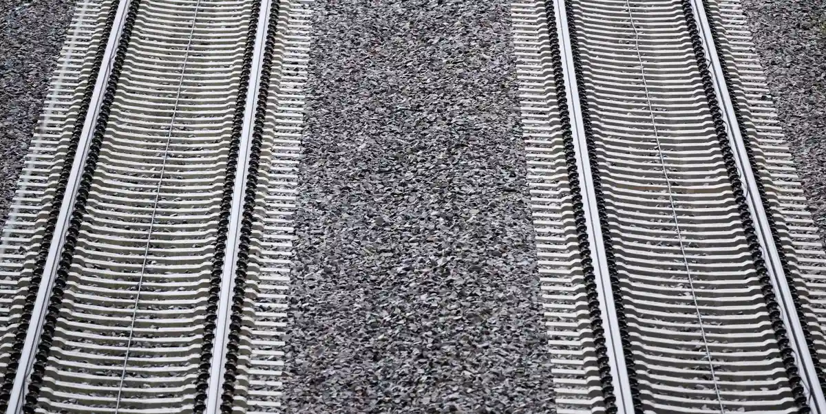 Перед предупредительной забастовкой на железной дороге:Рельсы лежат на железнодорожной линии в районе Хильдесхайма.