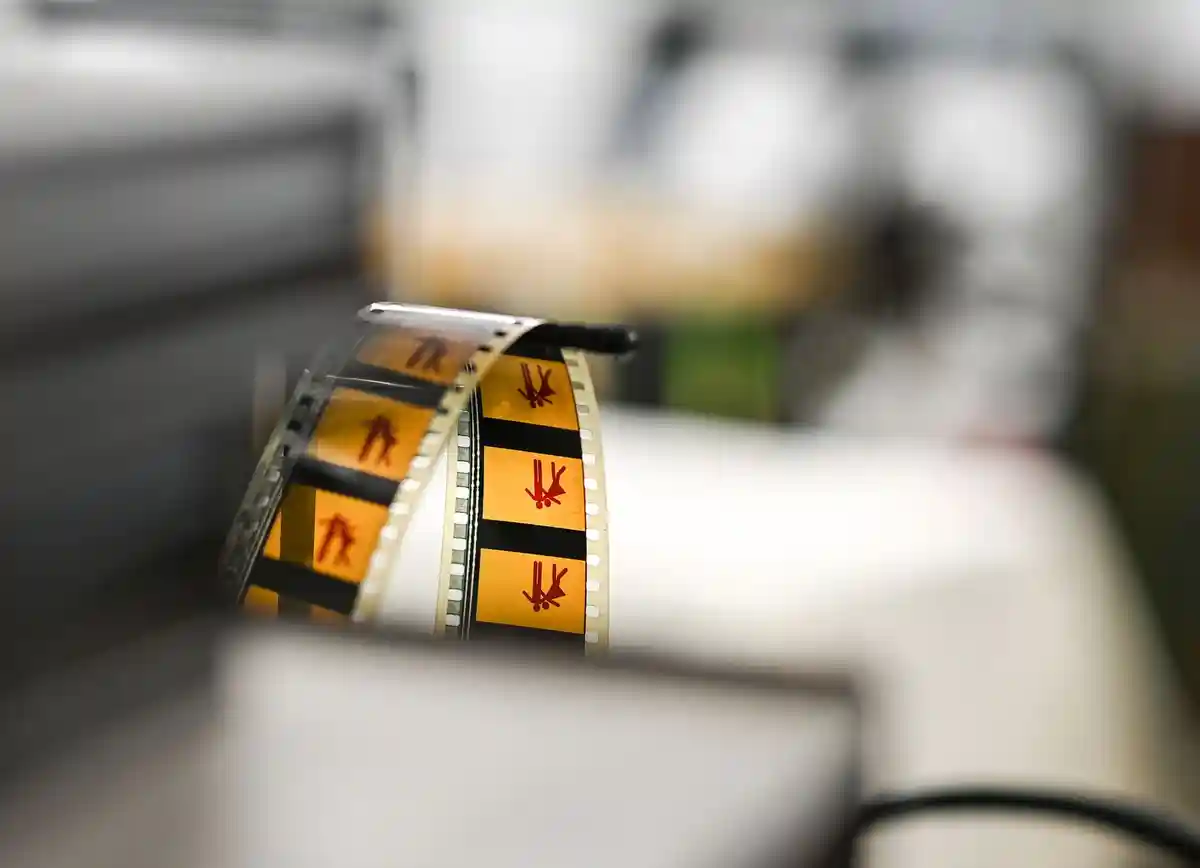 Перемещение коллекций Музея кино в Потсдаме:кинопроекторы и техническое оборудование, на проекторе можно увидеть историческую киноленту.