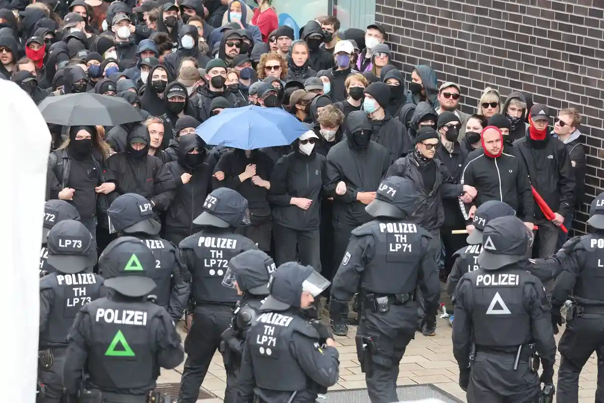 Первомайская демонстрация в Гере:Участники левого блока, одетые преимущественно в черное, протестуют против так называемой понедельничной демонстрации 1 мая и противостоят сотрудникам милиции.