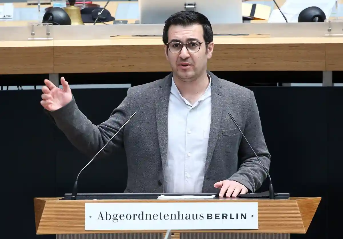 Пленарное заседание Палаты представителей Берлина:Джан Омар (Büdnis90/Greens) выступает на пленарном заседании в Палате представителей Берлина.