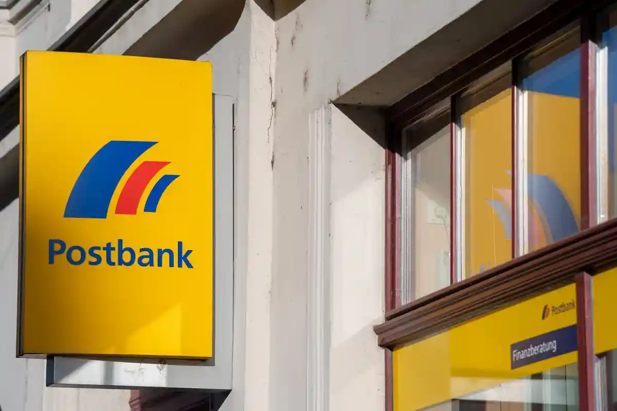 Почтовый банк:На фасаде одного из отделений банка прикреплена вывеска с логотипом Postbank.